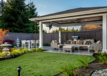 Designing a Stunning Backyard Sanctuary with Smart Gardening Techniques