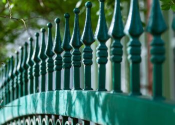 Which is More Architecturally-Sound: Wooden Fences or Metal Fences?